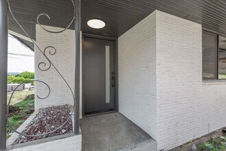 Building Photo - 629 NE Dallas St