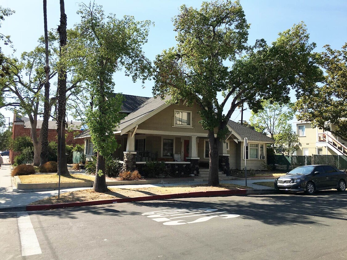 Primary Photo - 641 E Harvard St