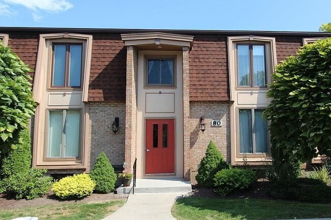 Foto del edificio - 80 Groton Dr