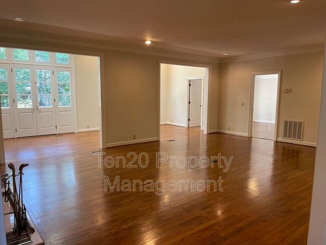 Building Photo - 1544 Glencoe Dr