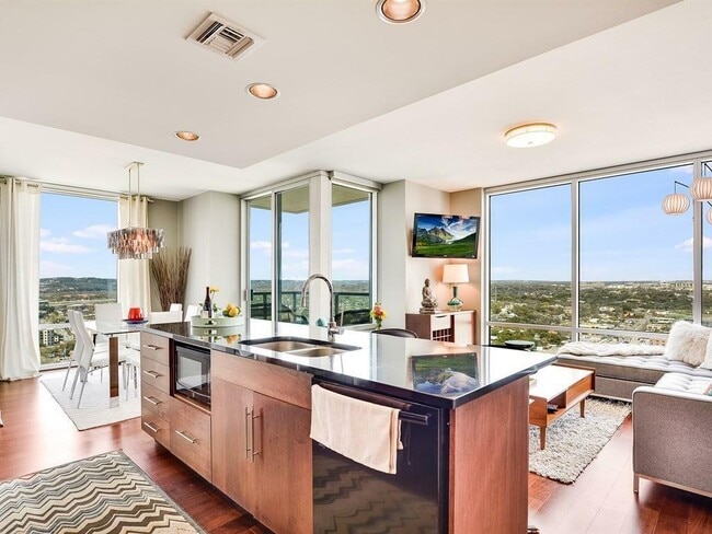 Building Photo - 300 Bowie St