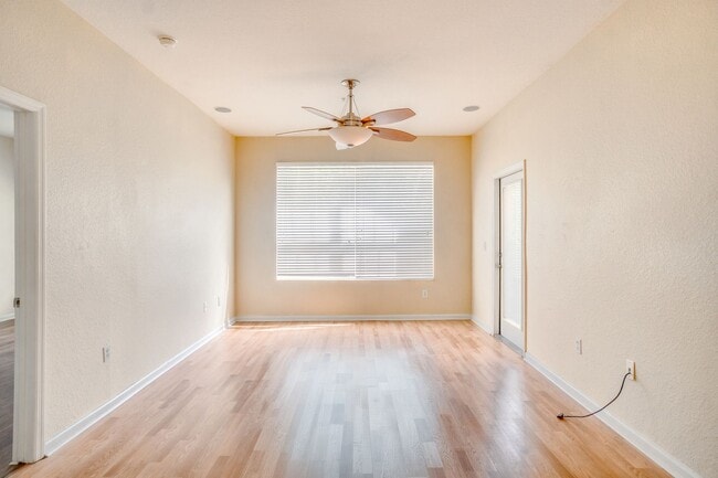 Foto del edificio - Cute 3/2 Condo in Horizons at Vista Lakes (Gated) with Updated Flooring and Front Parking Space