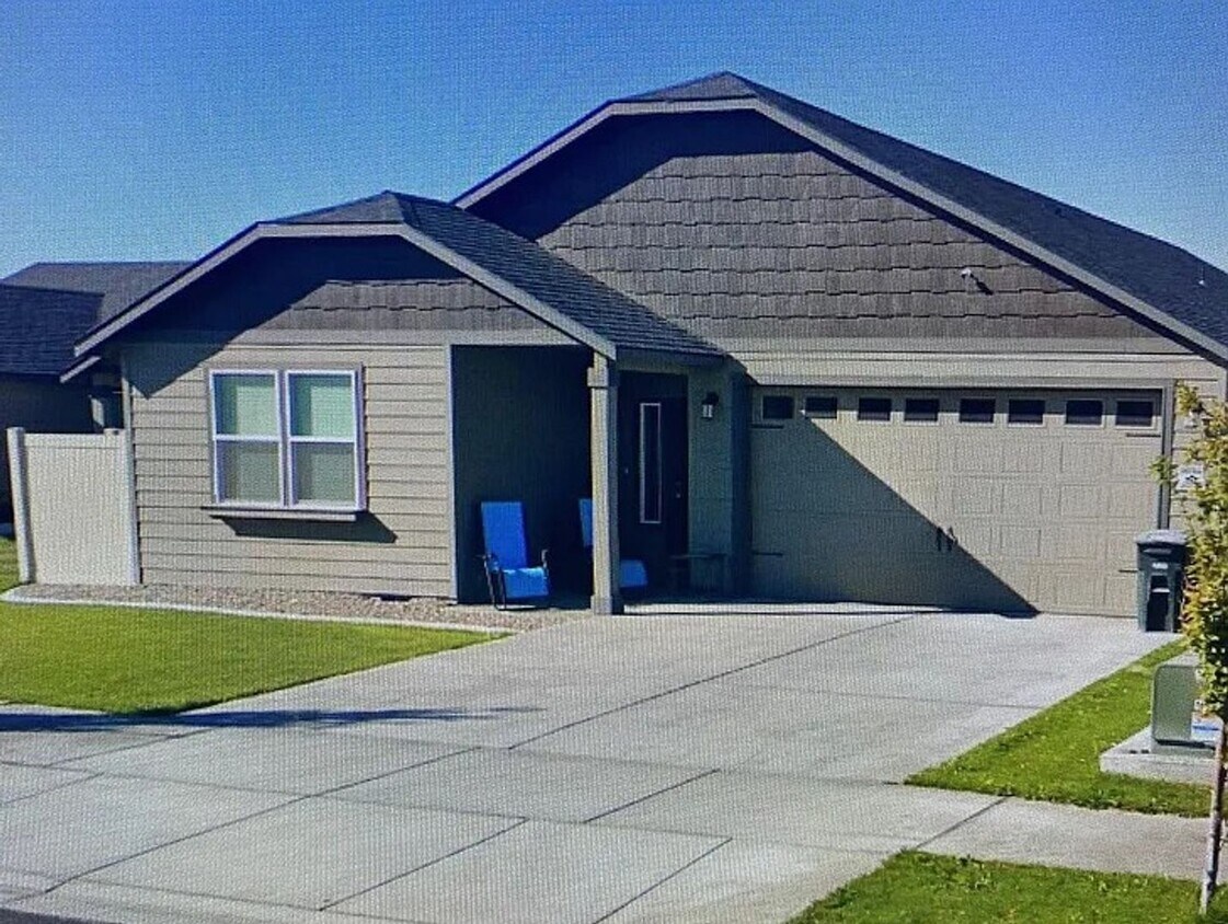 Primary Photo - Three bedroom house