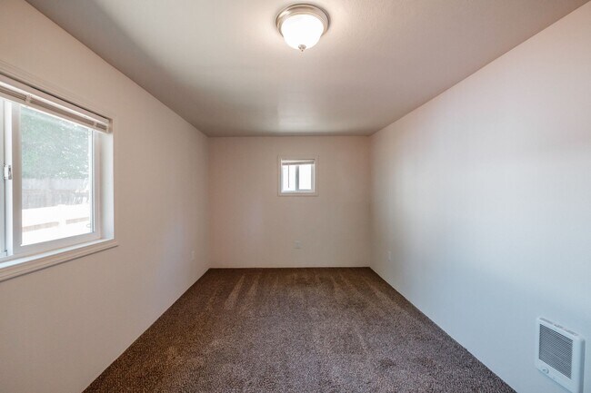 Building Photo - 3-bedroom 1 bath House