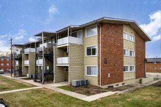 Building Photo - 567-581-581 Riverview Dr