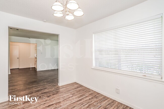 Building Photo - 26218 Maplewood Dr