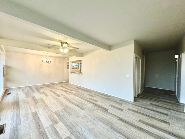 Building Photo - Cute 3/2 with Bonus Room Central Lubbock close to University