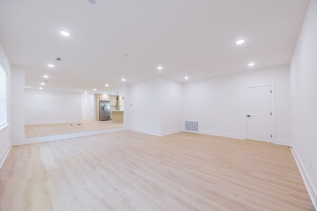 Building Photo - 2305 Laverne Ave