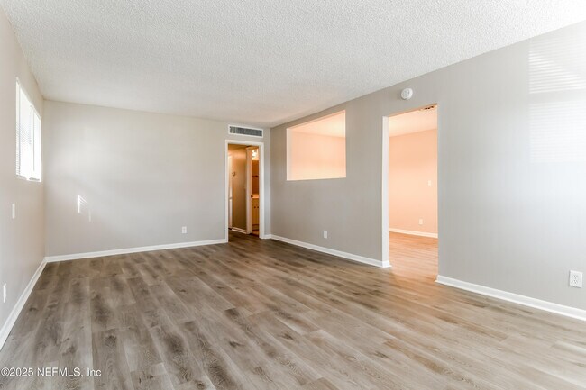 Building Photo - 2166 Jammes Rd