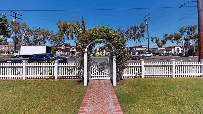 Foto del edificio - A Timeless Coronado Beach Cottage