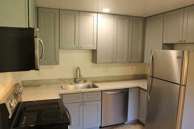 Apt. #8: Fully Renovated 2 Bed, 1 Bath! - Santana Place, San Jose