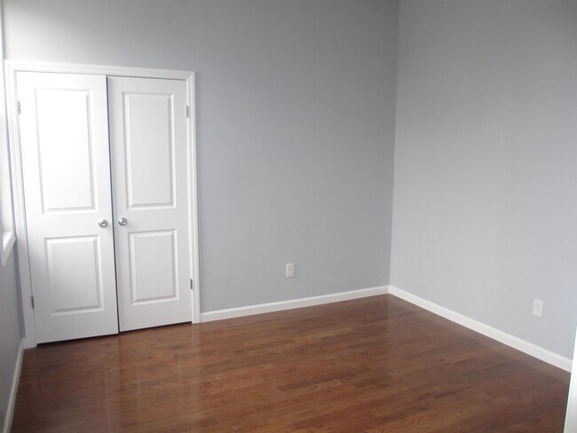 Foto del edificio - 585 Bramhall Ave