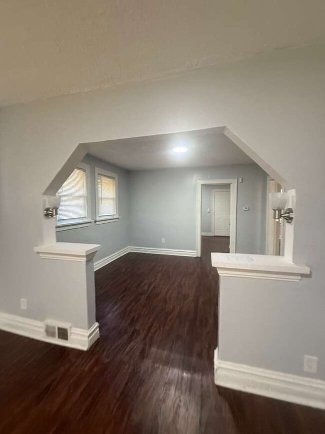 Foto del edificio - "Charming 2-Bedroom St. Louis Home with Gleaming Hardwood Floors in 63121!"