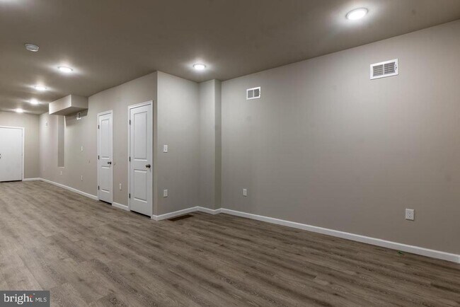 Building Photo - 141 N Peach St