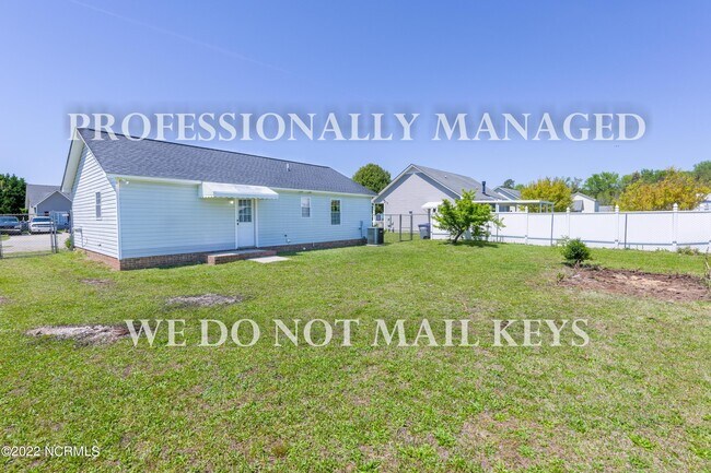 Building Photo - 413 Sanders Dr