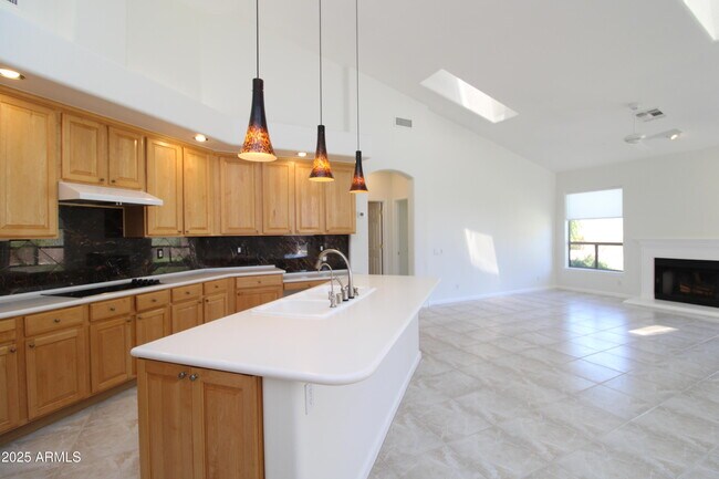 Building Photo - 902 E Desert Flower Ln