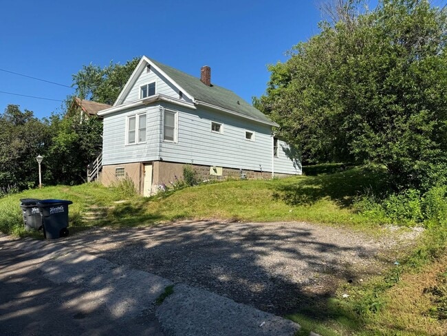 Building Photo - 1318 E 11th St