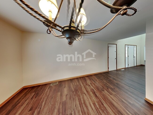 Building Photo - 902 Thorn Creek Dr