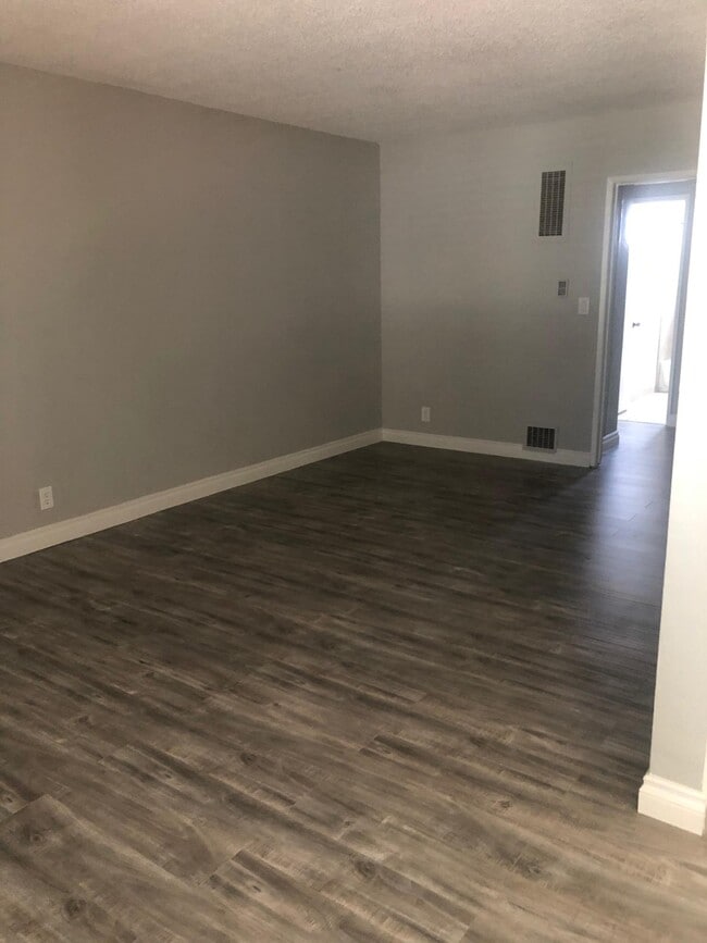 Building Photo - Valley Oasis Apartments