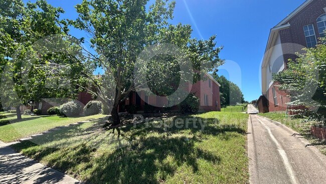 Foto del edificio - 2210 Elm Falls Pl