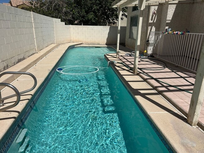 Building Photo - 3 Bedroom House with Pool