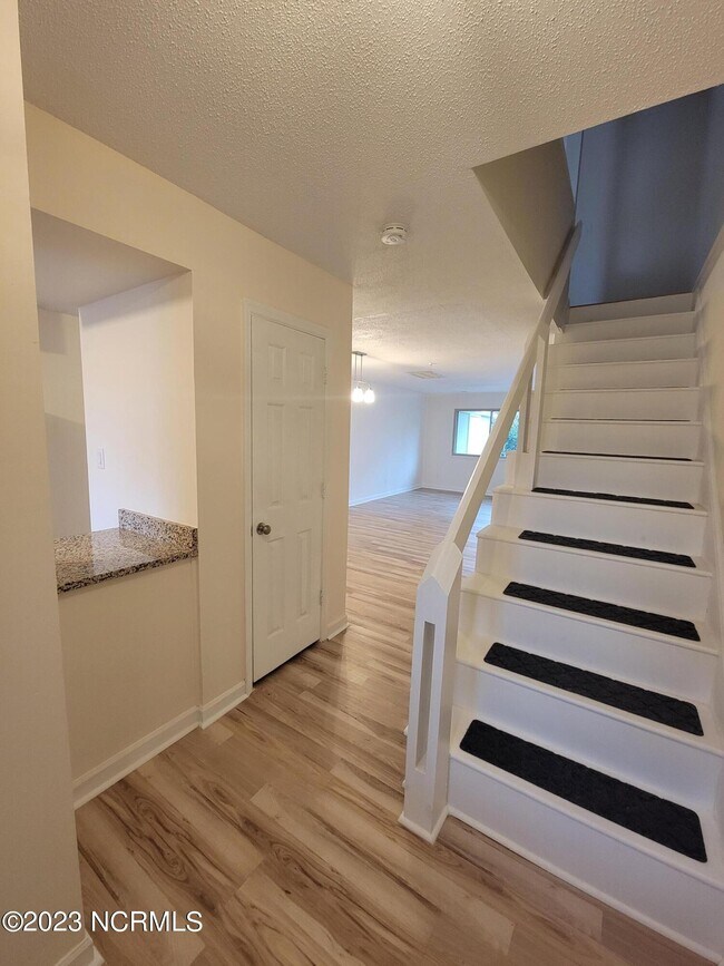 Building Photo - 32 Quarterdeck
