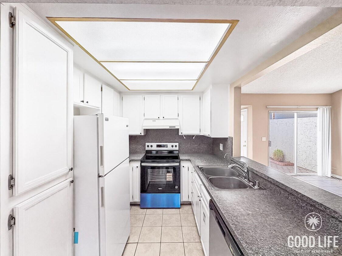 Foto principal - Great 2B/2BA Townhome in Escondido w/ AC, ...