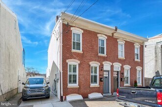 Building Photo - 4822 Ogle St