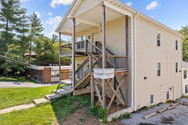 Building Photo - 3BR/2BA ON EAST CAMPUS!