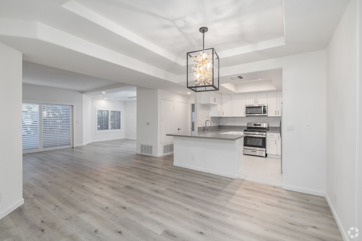 Primary Photo - Carlyle Condominiums