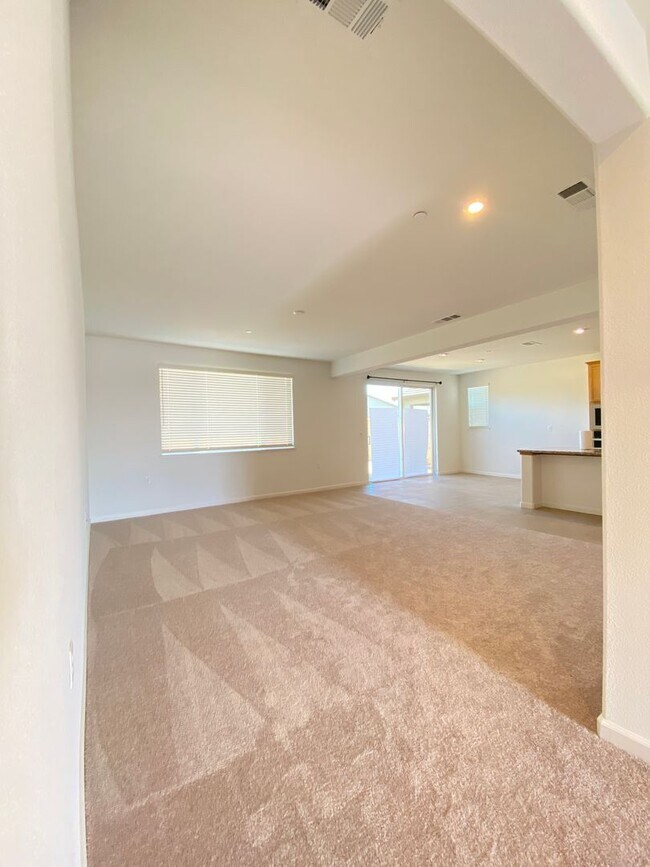 Building Photo - Newer Taylor Morrison Home