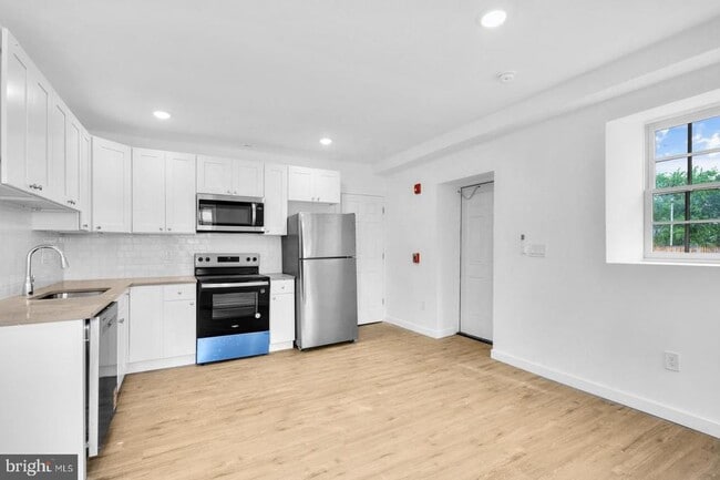 Building Photo - 7037 Ridge Ave