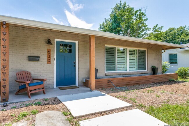 Foto del edificio - 4-BEDROOM, SINGLE STORY IN ALAMO HEIGHTS