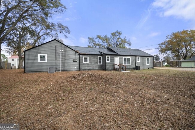 Building Photo - 621 Golden St