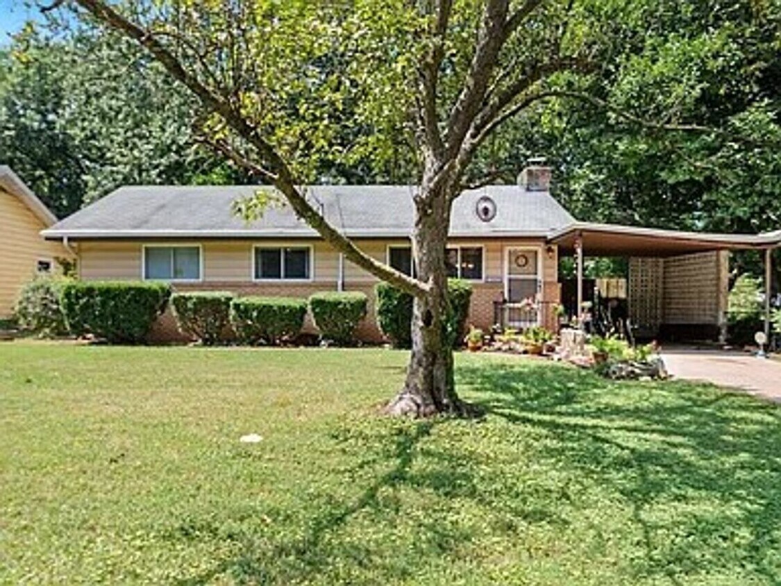 Primary Photo - 3 Bed 1 Bath 1 Carport PRE-LEASING