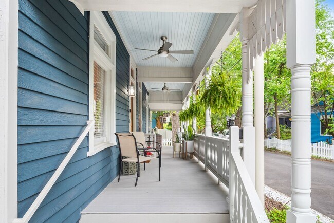 Foto del edificio - Gorgeous 3/2.5 in with Bi-Level Porch in t...