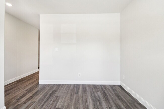 Building Photo - 2113 Gustavus Dr