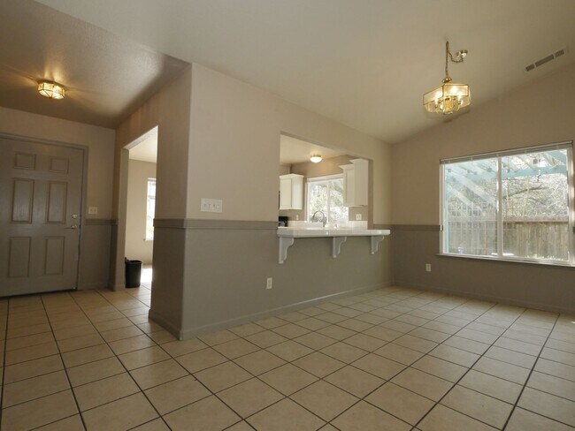 Foto del edificio - 460 Toyon Dr