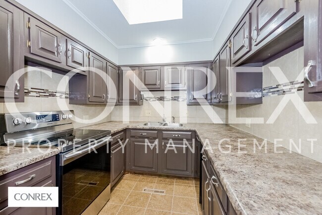 Building Photo - 3 bdrm, 3 bath Raised Ranch!