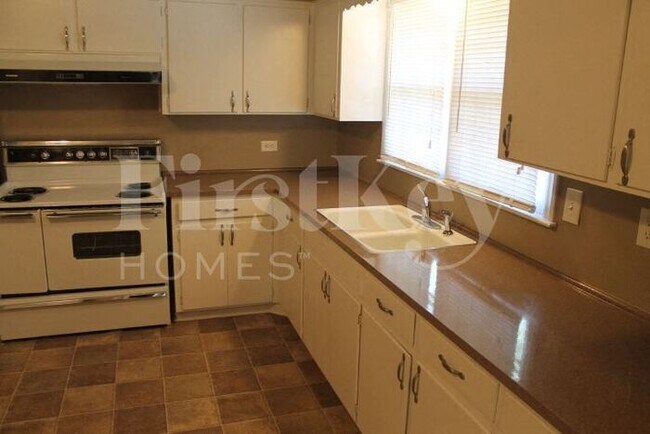 Foto del edificio - 8800 E 61st St