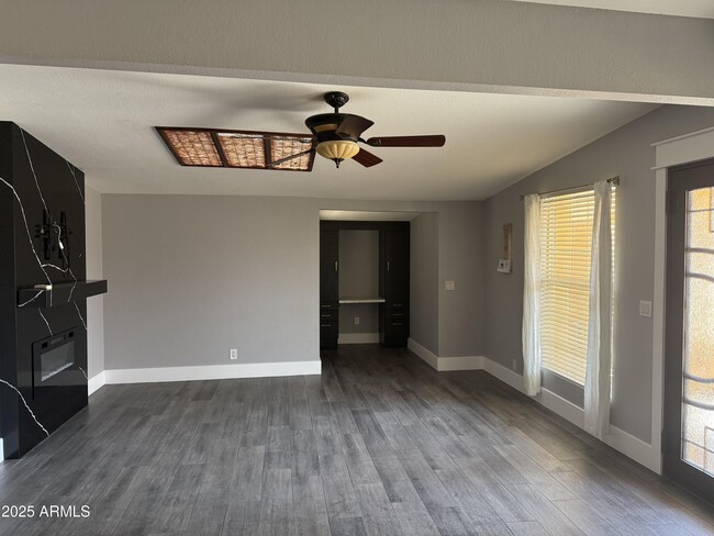 Building Photo - 1754 W Mountain View Dr