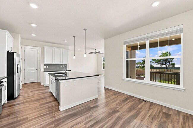 Foto del edificio - $2,995.95-3-Bed, 2.5-Bath Updated Townhouse in Broomfield!