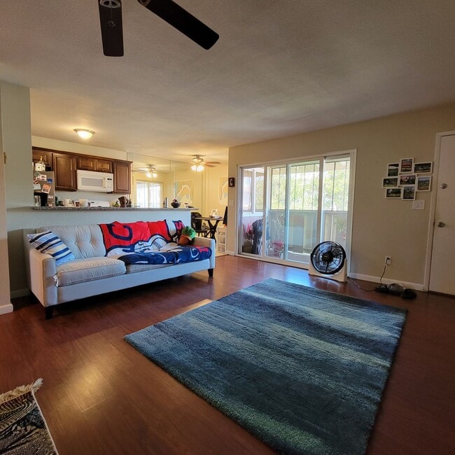 Building Photo - Spacious 2 bedroom 1 bathroom Condo with L...
