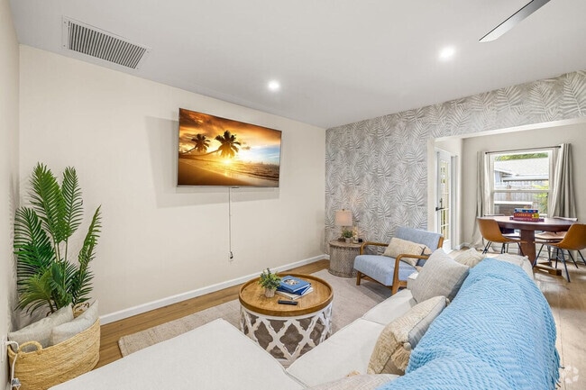 Building Photo - 10703 Del Prado Dr W