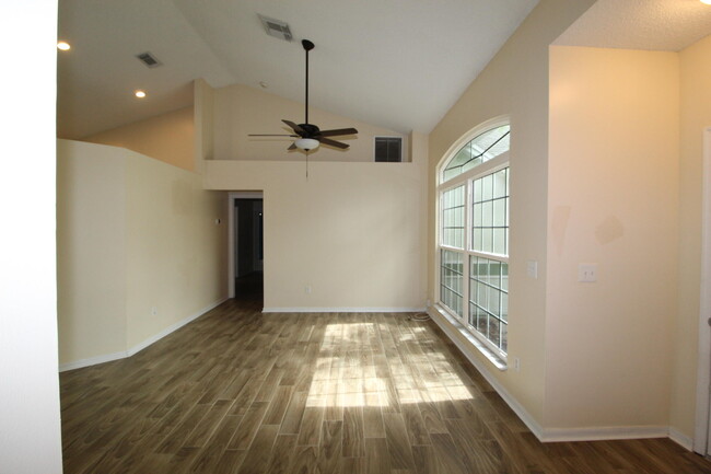 Building Photo - 2073 SW Capeador St