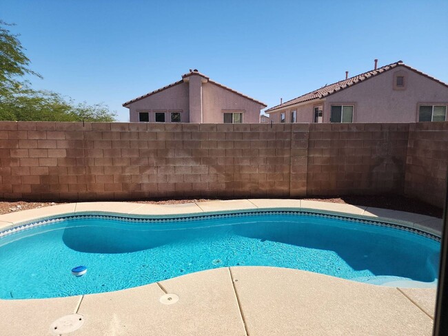 Building Photo - Centennial Heights - Swimming Pool