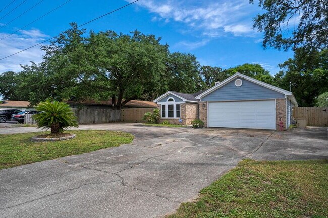 Building Photo - Featuring 3 spacious bedrooms and 2 full bathrooms, this residence blends comfort, style, and con...