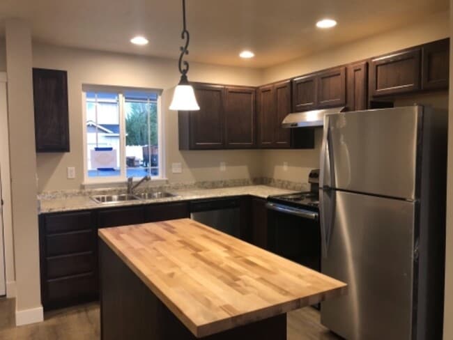 Foto del edificio - 1935 N Travis Ln