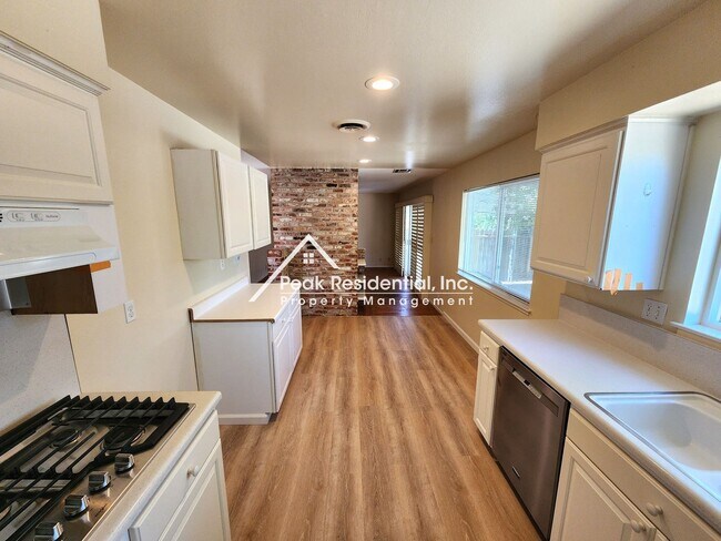 Foto del edificio - Charming Sky Parkway Area 3bd/2ba with 2 C...