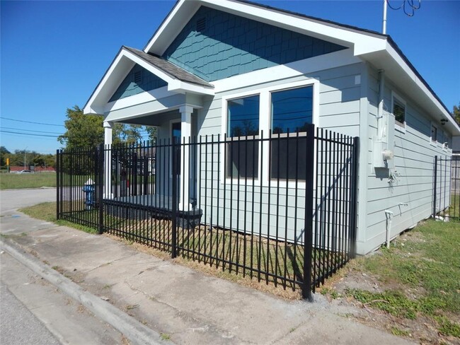 Building Photo - 3523 Hadley St